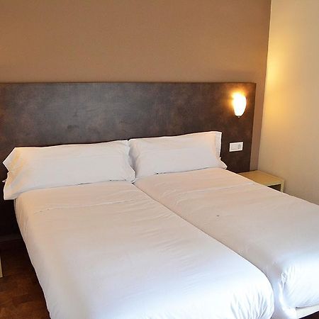 Hostal Restaurante Los Mellizos 瓜罗曼 外观 照片
