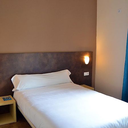 Hostal Restaurante Los Mellizos 瓜罗曼 外观 照片